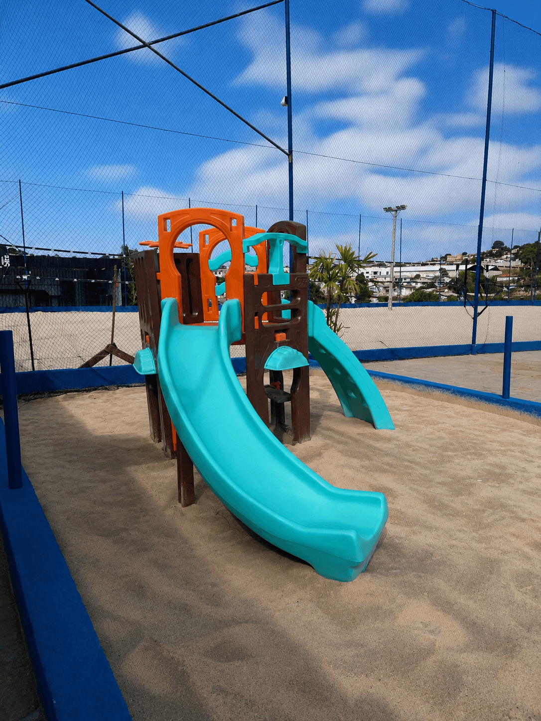 Espaço kids da Arena Bitz, com playground e tobogã