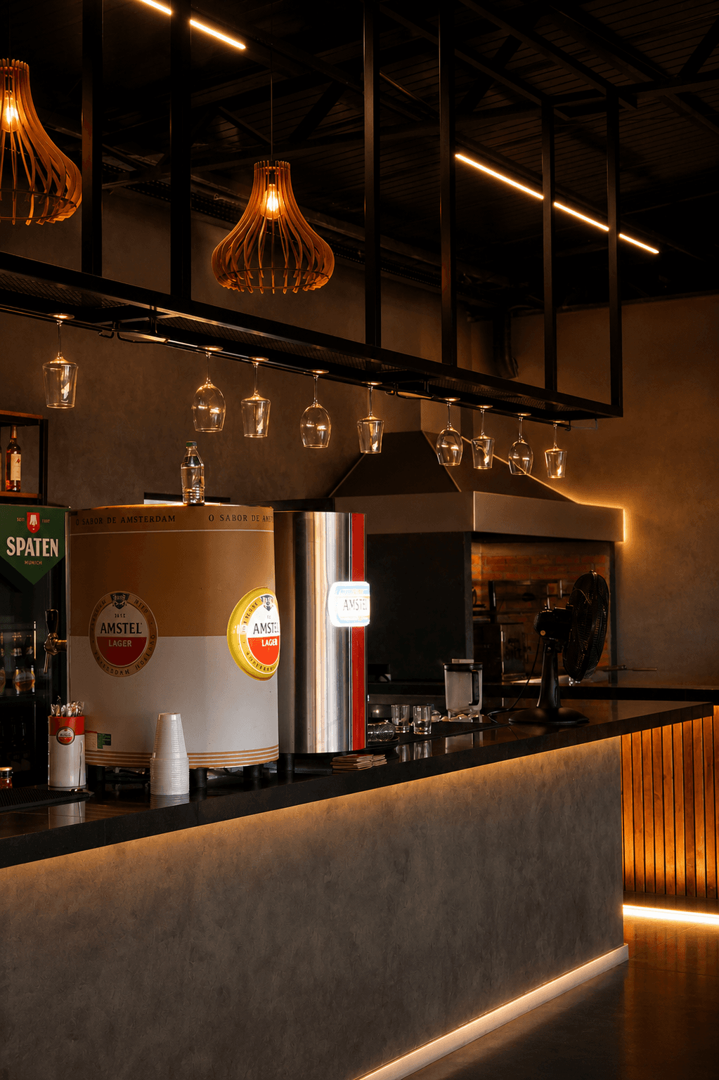 Balcão do Maestro Sport Bar com chopeira e taças