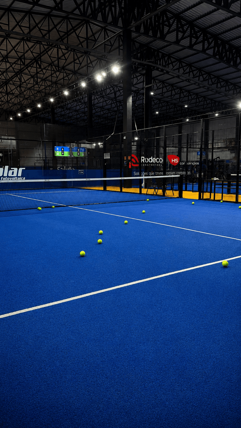 Quadra de padel iluminada da Arena Bitz