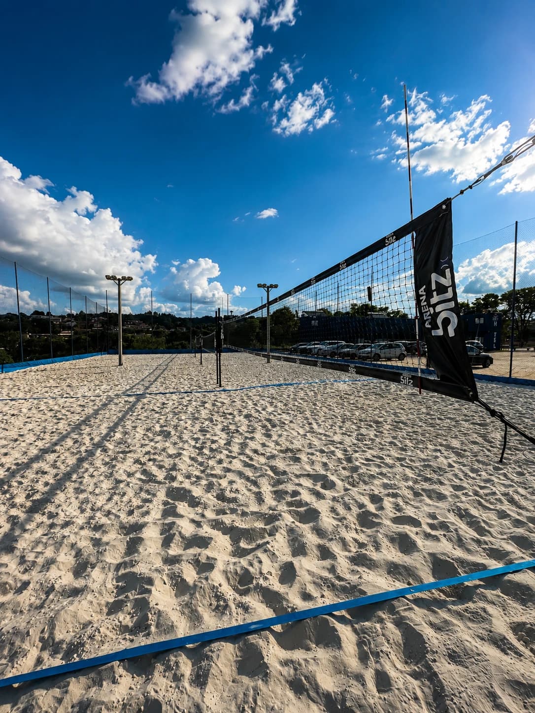 Quadras de areia ao ar livre da Arena Bitz, com a rede Arena Bitz Hotel