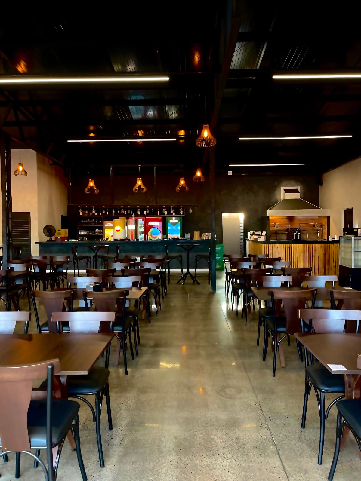 Ambiente do restaurante com churrasqueira e bar