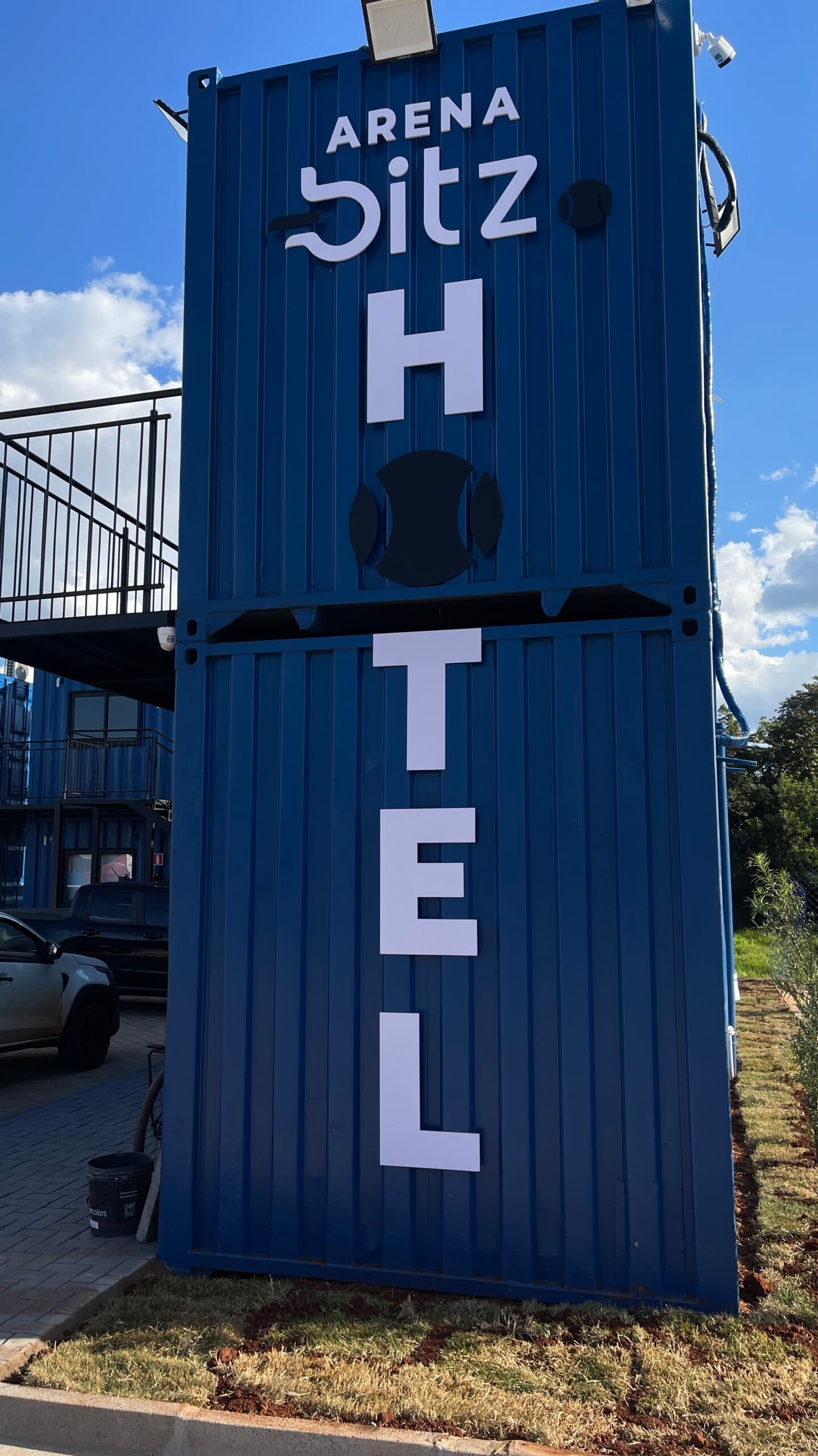 Fachada do Hotel Arena Bitz — torre de contêiner com a marca Arena Bitz Hotel