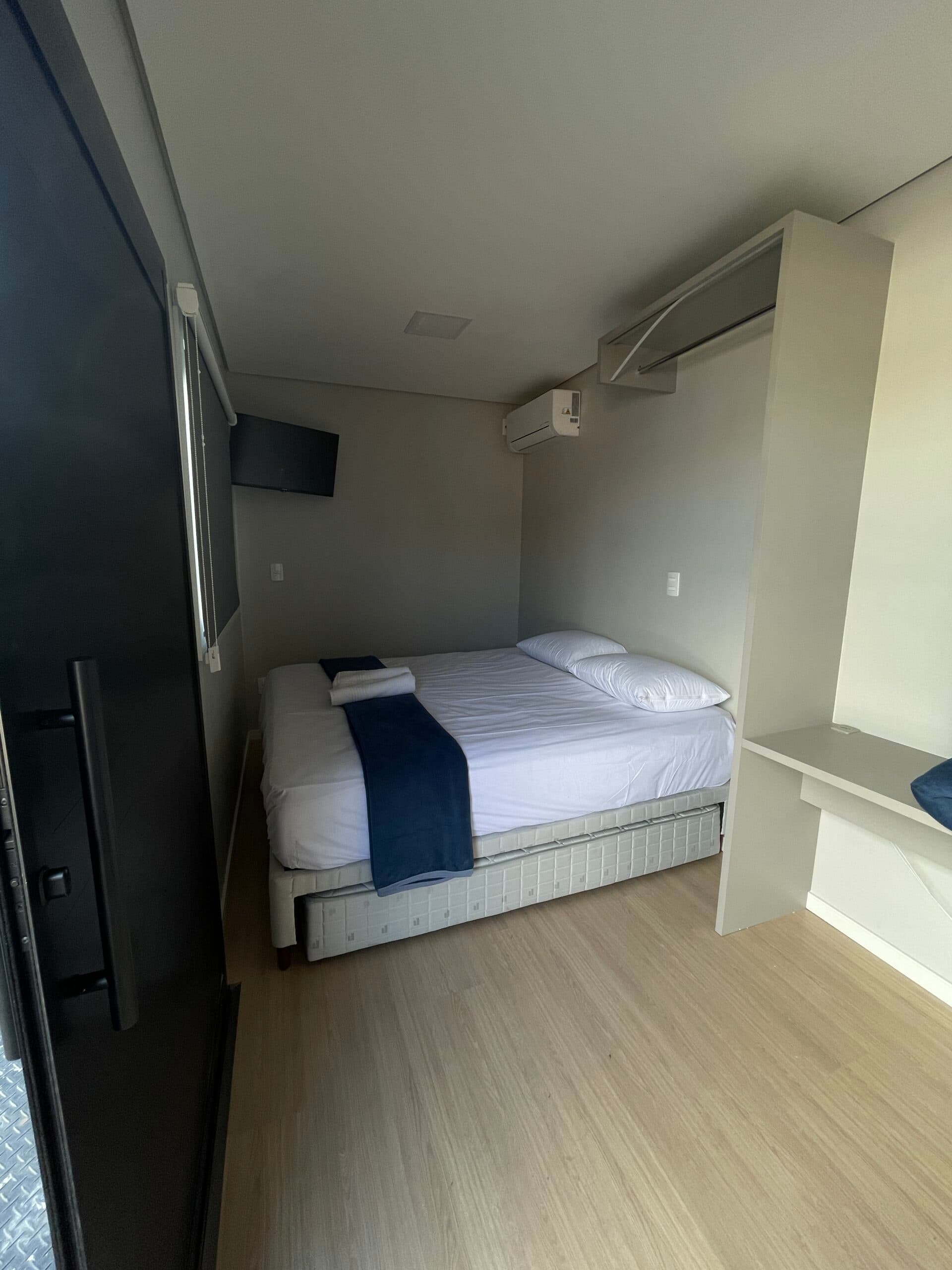 Quarto Standard do Hotel Arena Bitz com cama e Smart TV