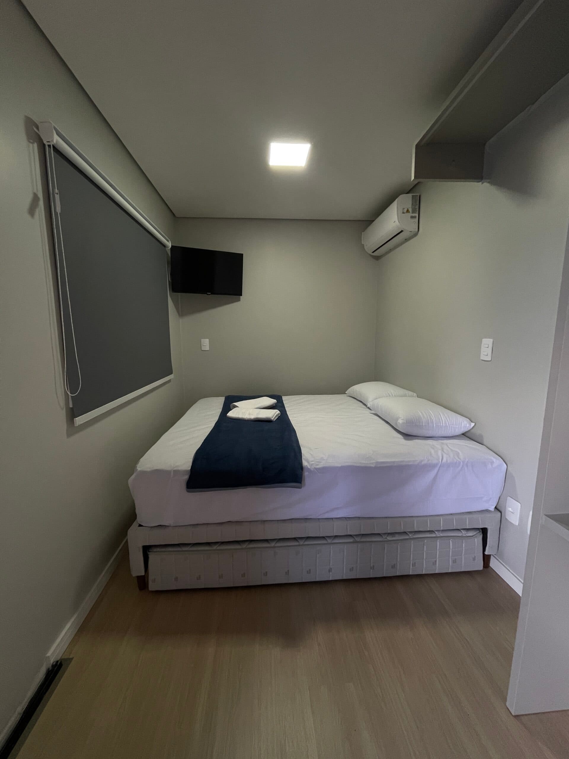 Quarto Standard com ar-condicionado split e cortina blackout