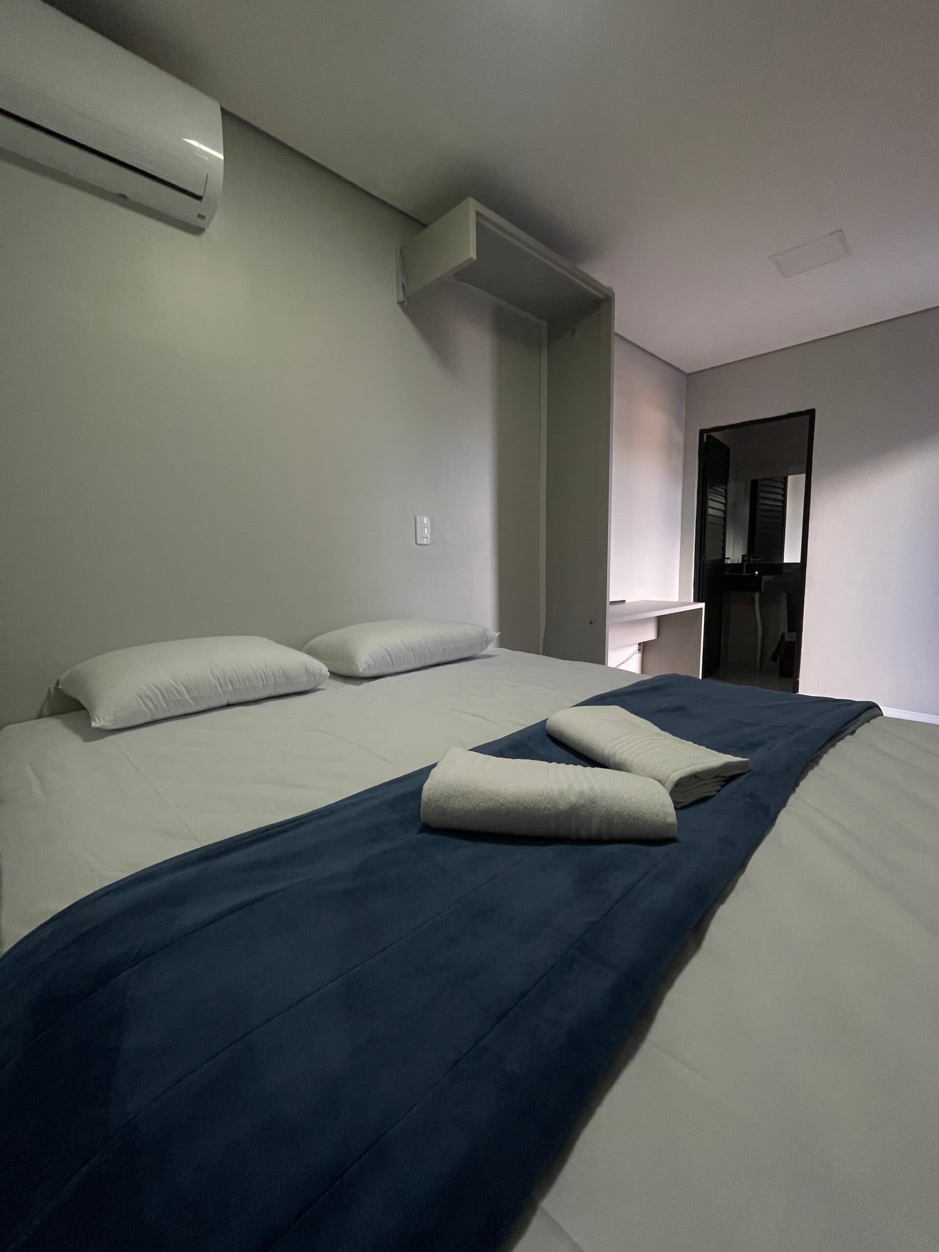 Quarto Standard com espaço de trabalho e acesso ao banheiro