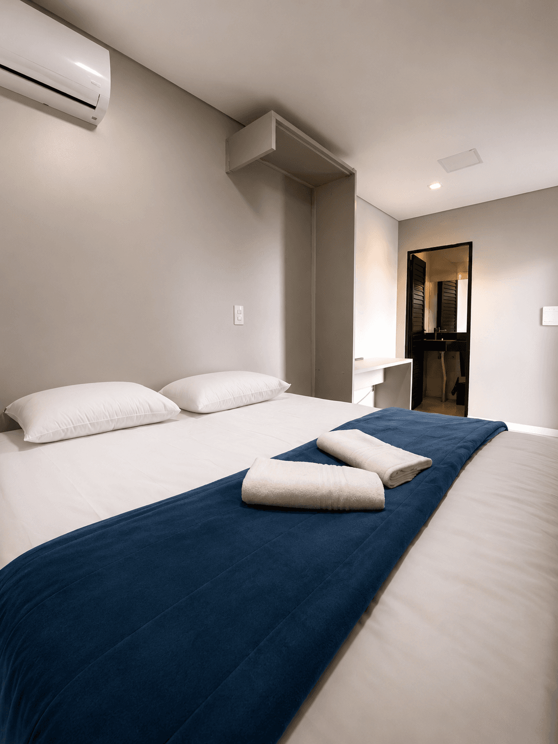 Quarto Standard do Hotel Arena Bitz com cama, roupa de cama premium e acesso ao banheiro